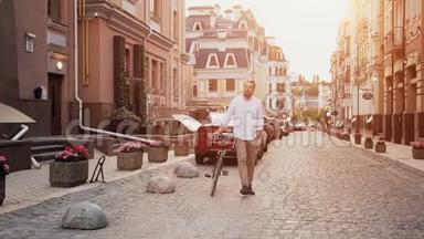 日落时分，时尚留胡子的男子骑着自行车在街上行走的慢动作视频
